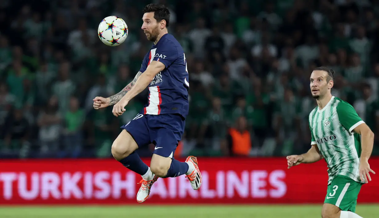 Sebelumnya, Lionel Messi telah memecahkan rekor Cristiano Ronaldo saat pertemuan pertama dengan Maccabi Haifa di Liga Champions, 15 September 2022. La Pulga berhasil mencetak gol ke 39 klub yang berbeda, unggul satu angka dari Cristano Ronaldo. (AFP/Jack Guez)