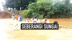 Sejumlah siswa India rela seberangi sungai saat banjir untuk sampai ke sekolah. Hanya bermodalkan tali pengaman, mereka melewati aliran sungai yang tingginya mencapai dada.