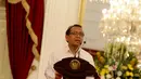 Mensesneg Pratikno memberikan keterangan terkait keputusan Presiden Jokowi yang mengajukan Komjen Pol Badrodin Haiti sebagai calon baru Kapolri menggantikan Komjen Pol Budi Gunawan di Istana Merdeka, Jakarta, Rabu (18/2/2015). (Liputan6.com/Faizal Fanani)