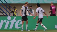 Pemain Timnas Jerman U-17, Max Moerstedt (kiri) melakukan selebrasi bersama rekannya setelah mencetak gol kedua timnya ke gawang Timnas Amerika Serikat U-17 pada laga 16 besar Piala Dunia U-17 2023 yang berlangsung di Si Jalak Harupat, Bandung, Selasa (21/11/2023). (Bola.com/Ikhwan Yanuar)