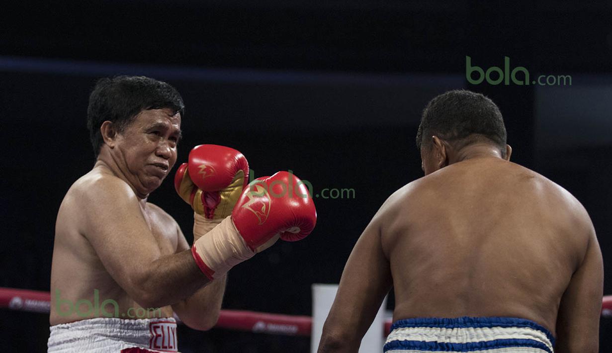 Namun sesekali, mantan juara tinju dunia kelas bantam junior IBF itu melepaskan pukulan. (Bola.com/Vitalis Yogi Trisna)