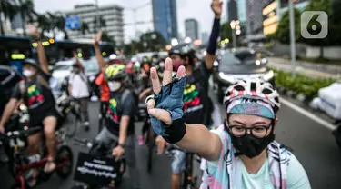 Peserta bersepeda saat melakukan aksi unjuk rasa bertajuk "‘Gowes for Democracy #SaveMyanmar" di kawasan Bundaran HI, Jakarta, Sabtu (17/4/2021). Aksi tersebut sebagai bentuk mengecam kudeta ilegal dan menuntut agar militer Myanmar (Tatmadaw) segera mengakhiri kekerasan. (Liputan6.com/Faizal Fanani)