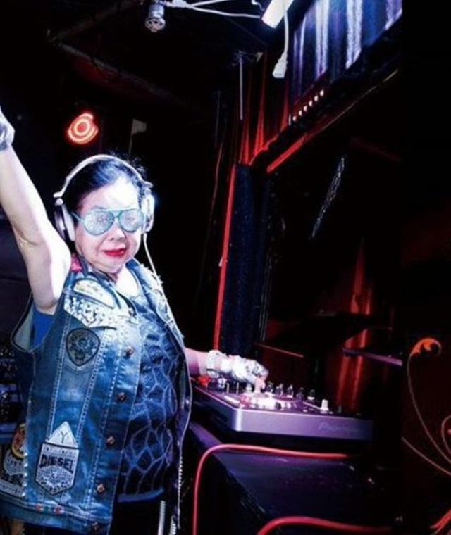 Nenek Sumiko adalah DJ yang berusia 82 tahun | Photo: Copyright oddyticentral.com