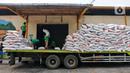 Pekerja memindahkan beras ketika bongkar muat beras bulog di gudang PT Food Station Tjipinang Jaya, Jakarta Timur, Jumat (3/2/2023). Untuk menstabilisasi Pasokan dan Harga Pangan (SPHP), Perum BULOG akan menyaluran beras SPHP di Pasar Induk Beras Cipinang dari 13 ribu menjadi 30 ribu ton,dengan harga paling tinggi sebesar Rp. 8.900. (Liputan6.com/Angga Yuniar)