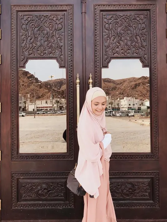 Lewat akun instagram pribadinya, pemain film Dear Nathan ini mengunggah beberapa foto saat melaksanakan ibadah umrah. Busana muslim berwarna pink muda yang dikenakannya tampak cocok disandingkan dengan tas sandang coklat dan senyumannya yang tak pernah pudar. (Liputan6.com/IG/@amandarawles)