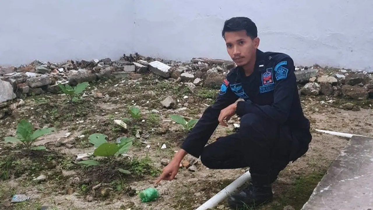 Petugas Rutan Siak saat menemukan bungkusan hijau yang berisi narkoba jenis sabu.