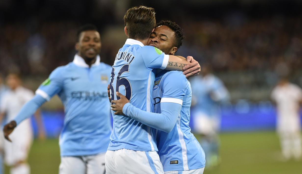 Raheem Sterling disambut rekan-rekannya setelah mencetak gol ke gawang AS Roma. (EPA/JULIAN SMITH)