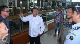 Menko bidang Kemaritiman Rizal Ramli berbincang dengan pejabat terkait di Terminal 3 Ultimate Bandara Soekarno Hatta, Tangerang, Jumat (24/6). Rizal melakukan pengecekan untuk memastikan kesiapan Terminal 3 tersebut. (Liputan6.com/Angga Yuniar)
