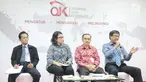 Direktur Perijinan Pengaturan dan Pengawasan Fintech OJK Hendrikus Passagi menjelaskan fintech di Indonesia, Jakarta, Rabu (12/12). OJK menyatakan hanya mengawasi p2p lending yang terdaftar yang jumlahnya mencapai 77 fintech. (Liputan6.com/Angga Yuniar)