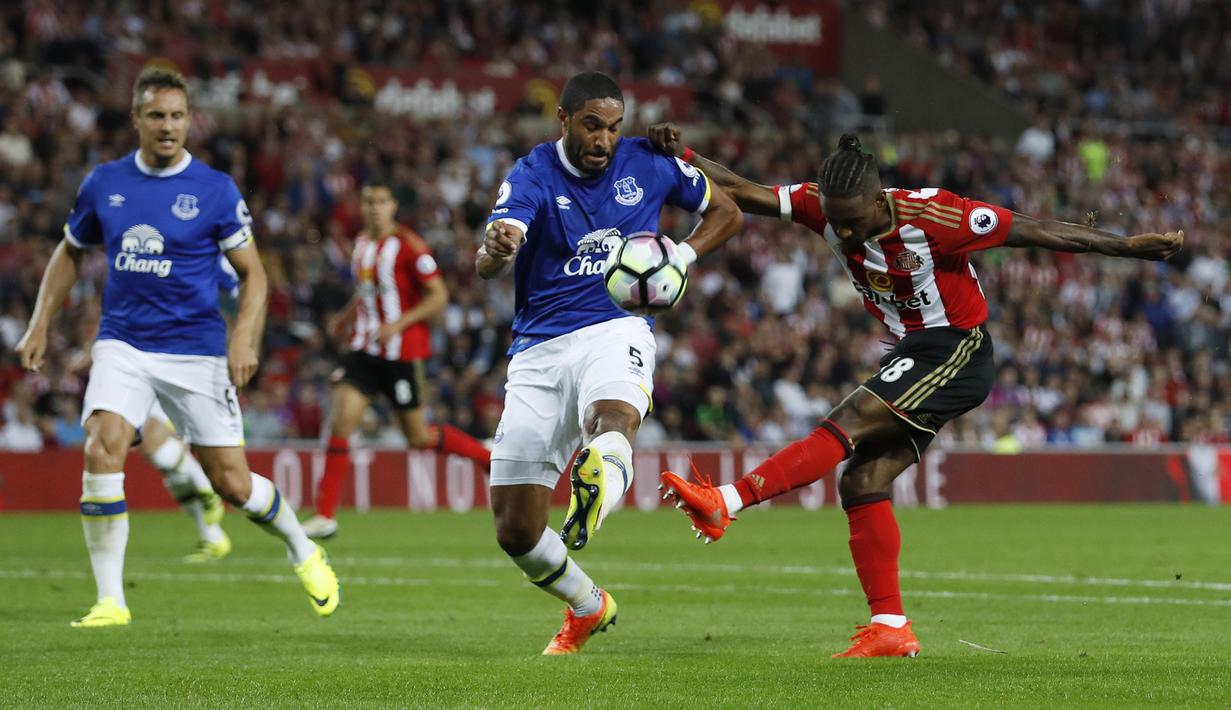 Pemain Sunderland, Jermain Defoe (kanan)  mencoba melepaskan tembakan melewatihadangan pemain Everton, Ashley Williams pada lanjutan Premier League di Stadium of Light, Sunderland (13/9/2016)dini hari WIB.  (Reuters/Lee Smith)