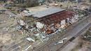 Gambar yang diambil dengan drone ini menunjukkan kerusakan akibat tornado di Selma, Alabama, Amerika Serikat, 13 Januari 2023. Gubernur Alabama dan Georgia masing-masing telah menandatangani deklarasi keadaan darurat. (DroneBase via AP)