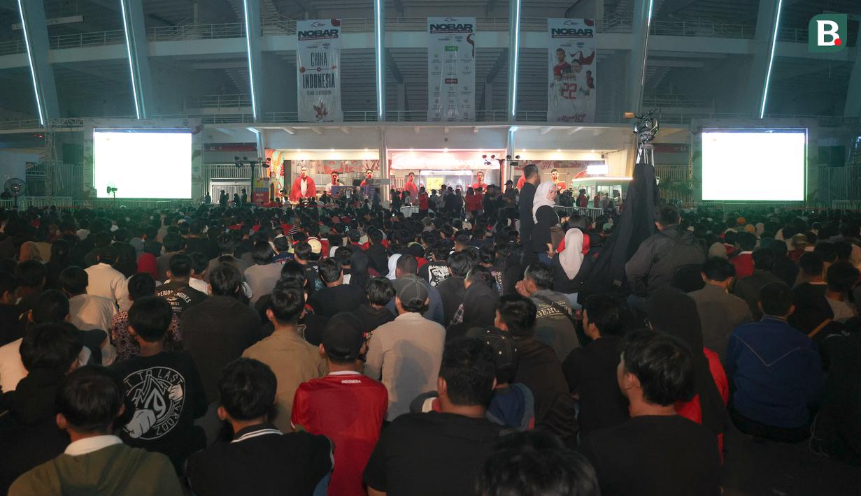 Suporter Garuda memadati tempat nonton bareng pertandingan Timnas Indonesia vs China di Kompleks Stadion Utama Gelora Bung Karno (SUGBK), Senayan, Jakarta, Selasa (15/10/2024) malam WIB. (Bola.com/Abdul Aziz)
