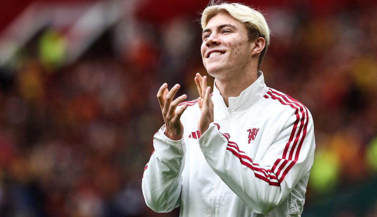 Pemain baru Manchester United, Rasmus Hojlund saat diperkenalkan kepada para fans seblum dimulainya laga uji coba pramusim 2023/2024 menghadapi RC Lens di Old Trafford Stadium, Manchester (5/8/2023). Rasmus Hojlund yang hijrah ke Manchester United pada bursa transfer pemain musim panas 2023/2024 menjadi penjualan termahal Atalanta sepanjang sejarah. Baru semusim membela La Dea, ia dilepas dengan nilai 75 juta euro atau setara Rp1,2 triliun dengan durasi kontrak 5 tahun hingga 30 Juni 2028. (AFP/Darren Staples)