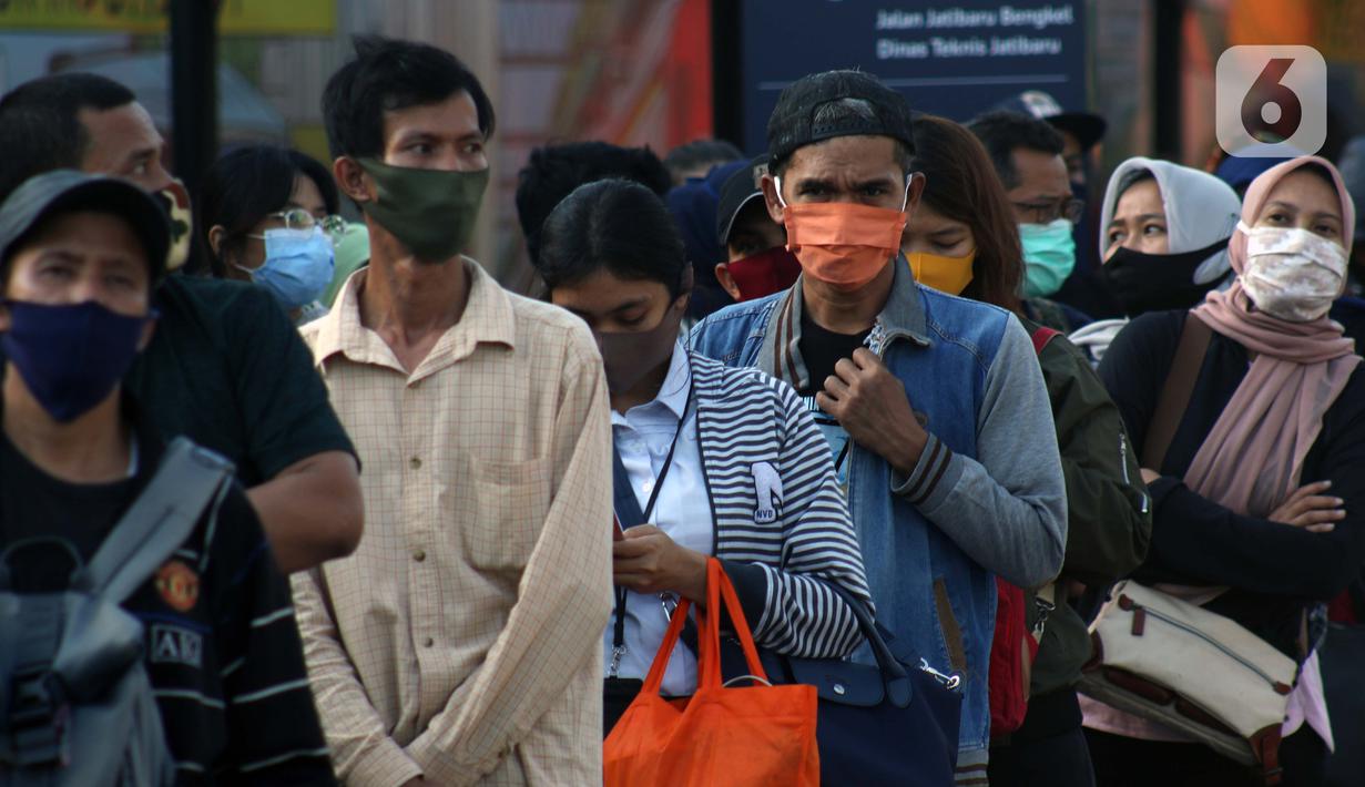 Antrean calon penumpang KRL Commuterline di area pedestrian Stasiun Terpadu Tanah Abang, Jakarta, Kamis (27/8/2020). Guna menekan penyebaran Covid-19, aparat terkait terus menghimbau pentingnya menaati protokol kesehatan. (Liputan6.com/Helmi Fithriansyah)