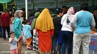 Pengunjung Bazaar Ramadan yang berkerumun di stand Aqua Danone cukup ramai. Foto: liputan6.com/ist