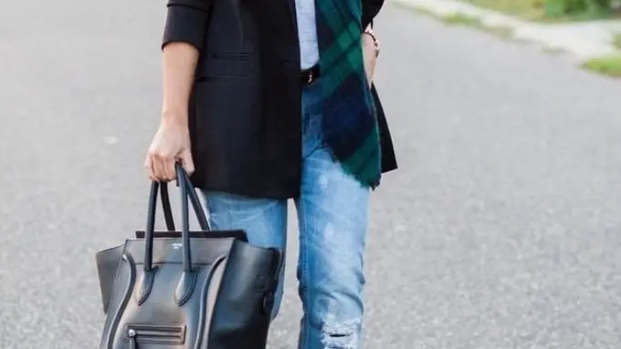 Mix and Match Stylish Kasual dengan Perpaduan Blazer dan Scarf