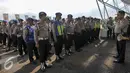 Polisi melakukan persiapan keamanan jelang pertandingan Persib vs Persija, Bandung, Sabtu (16/7/2016). Persib dan Persija akan bertanding dalam lanjutan TSC 2016. (Liputan6.com/Yoppy Renato)