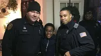 Petugas Polisi berfoto dengan seorang bocah laki-laki 11 tahun setelah memberikannya Xbox dan mengunggahnya ke Facebook.com (sumber. Today.com)