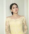 Penambahan kalung, anting, dan hiasan rambut emas menambah kesan glamor.