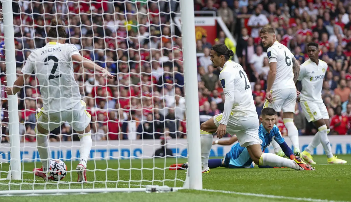 Dua menit kemudian Manchester United unggul 3-1 melalui gol kedua Bruno Fernandes. Menerima umpan Paul Pogba, ia sempat menekuk bola sebelum melepaskan tembakan ke gawang yang sempat ditahan Luke Ayling. Namun melalui teknologi garis gawang, bola dinyatakan masuk. (Foto: AP/Jon Super)