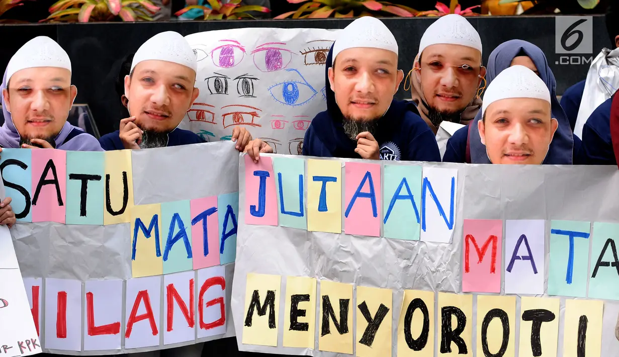 Siswa anti korupsi melakukan aksi teatrikal di depan Gedung KPK, Jakarta, Rabu (9/8). Mereka menuntut Presiden Jokowi segera membentuk Tim Gabungan Pencari Fakta untuk mengusut tuntas kasus yang menimpa Novel Baswedan. (Liputan6.com/Helmi Fithriansyah)