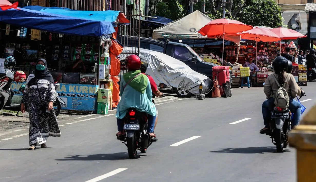 Kendaraan melewati pedagang kurma di kawasan Tanah abang, Jakarta, Minggu (3/4/2022). Omset penjualan kebutuhan bulan Ramadhan seperti perlengkapan ibadah dan buah kurma kembali meningkat dibandingkan dua tahun terakhir yang terdampak pandemi COVID-19. (Liputan6.com/Johan Tallo)