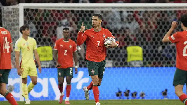 Momen saat Cristiano Ronaldo mencetak di laga Portugal vs Spanyol di final UEFA Nations League, Senin (09/06/2025) dini hari WIB. (AP/Matthias Schrader)