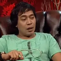 Komeng, komedian serba bisa itu tengah berduka. Putrinya Cantika meninggal dunia. (screenshoot YouTube Hitam Putih)