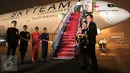 Kru bersiap menyambut penumpang di depan pesawat Boeing 777-300 ER di hanggar 4 GMF, Bandara Soekarno Hatta, Tangerang, Kamis (29/10). Garuda Indonesia menyambut kedatangan Boeing B777-300 ER dengan livery Skyteam yang ke-9. (Liputan6.com/Angga Yuniar)