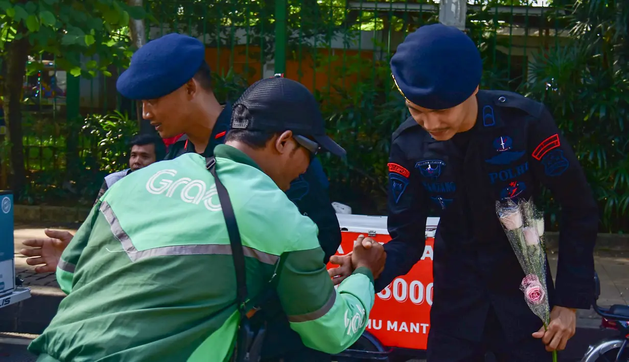 Ratusan pengemudi ojek daring/online (ojol) melakukan aksi damai dengan berjalan kaki dari depan Balai Kota Jakarta ke arah Patung Kuda atau Patung Arjuna Wijaya, Selasa (2/9/2025). (merdeka.com/Arie Basuki)