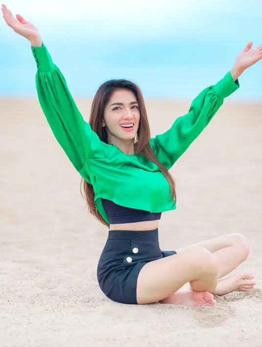 Selain itu Angel juga punya gaya tersendiri soal penampilan, masih cocok eksplor dengan gaya remaja masa kini. (Instagram @realangelkaramoy)