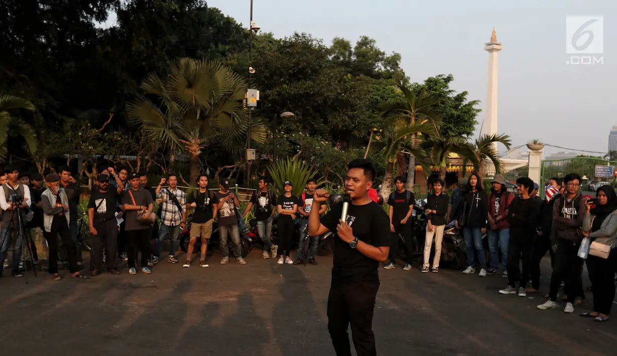 Aktivis Jaringan Solidaritas Korban untuk Keadilan (JSKK) menggelar aksi Kamisan ke-589 di depan Istana Merdeka, Jakarta, Kamis (20/6/2019). Dalam aksinya, JSKK meminta Presiden Joko Widodo juga menghapus impunitas sebagaimana tercantum dalam Nawacita. (Liputan6.com/Johan Tallo)