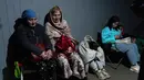 Warga berkumpul di luar gedung apartemen yang rusak akibat serangan rudal Rusia di Kyiv, Ukraina, Senin 15 Juni 2026, di tengah invasi Rusia. (OLEKSII FILIPPOV/AFP)