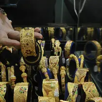 Pedagang menunjukan perhiasan emas di sebuah toko Kawasan Cikini, Jakarta, Kamis (3/9/2015). Harga emas milik PT Aneka Tambang Tbk (Antam) hari ini terpantau bergerak stabil di posisi Rp560 ribu per gram. (Liputan6.com/Johan Tallo)