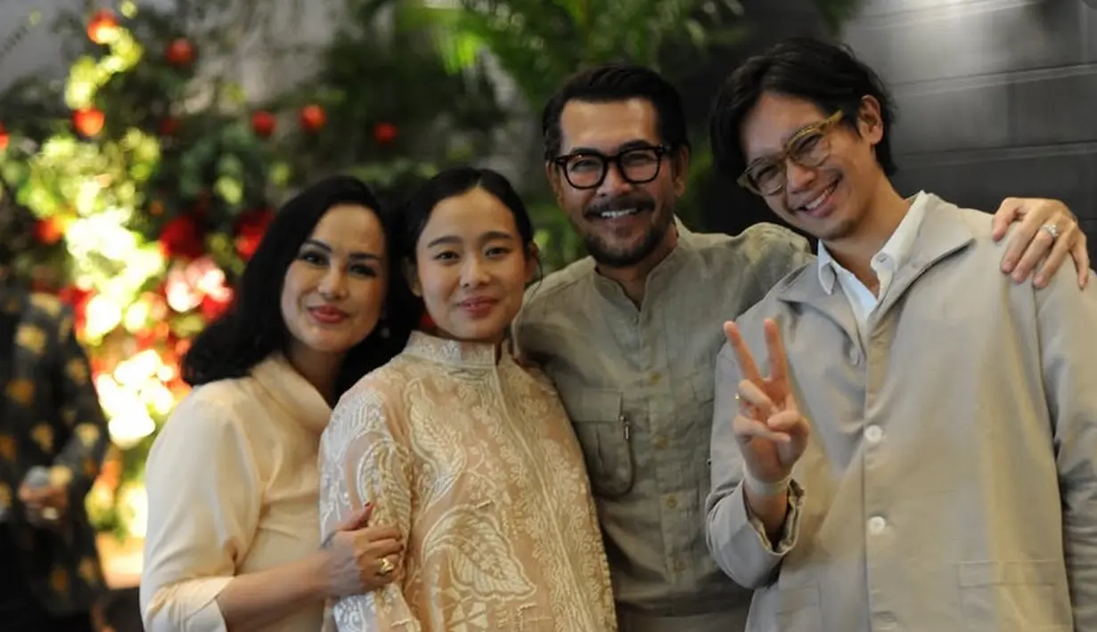 Brandon tampil mengenakan outer warna beige dipadukan inner kemeja putih. Dipadukan celana panjang bergaris.  [@ferrysal1m]