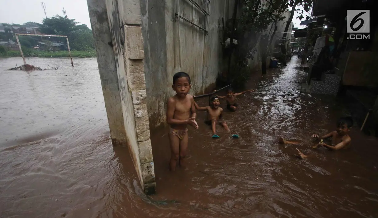 Anak-anak bermain di dekat lapangan di kawasan Kemang, Jakarta, Kamis (16/11). Tingginya intensitas hujan dan pesatnya pembangunan menyebabkan kawasan tersebut langganan banjir yang berasal dari luapan Kali Krukut. (Liputan6.com/Immanuel Antonius)