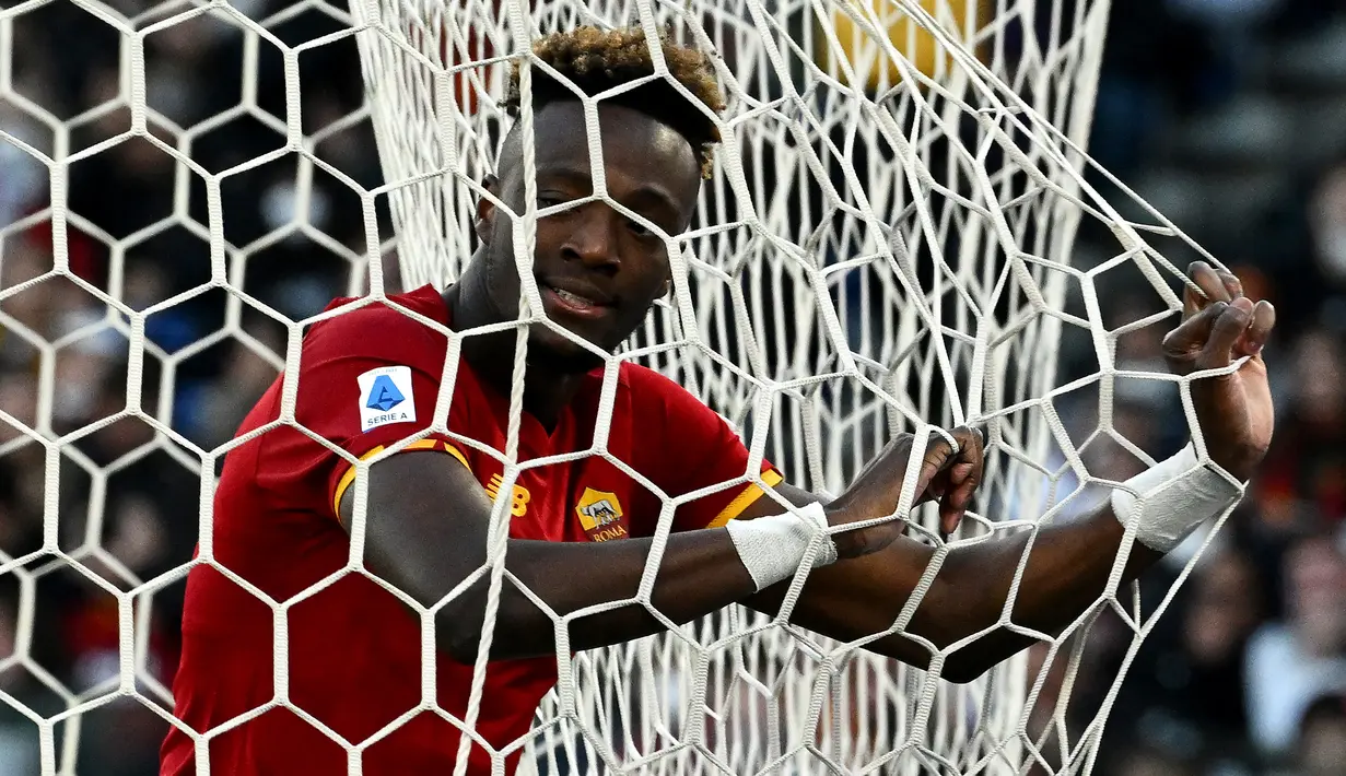 Tammy Abraham. Striker berusia 24 tahun yang baru didatangkan AS Roma dari Chelsea di awal musim 2021/2022 ini mampu beradaptasi dengan baik di klub barunya. Total ia mampu mencetak 15 gol dari 32 laga di Serie A musim ini. (AFP/Filippo Monteforte)