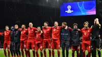 Para pemain Bayern Munchen merayakan kemenangan atas Tottenham pada laga Liga Champions di Stadion Tottenham, London, Selasa (1/10). Tottenham kalah 2-7 dari Munchen. (AFP/Glyn Kirk)