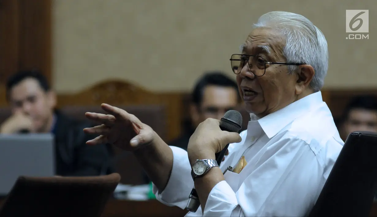 Mantan Menteri Keuangan, Bambang Subianto menjawab pertanyaan pada sidang lanjutan penerbitan SKL terhadap obligor BLBI dengan terdakwa Syafruddin Arsyad Temenggung di Pengadilan Tipikor, Jakarta, Rabu (6/6). (Liputan6.com/Helmi Fithriansyah)