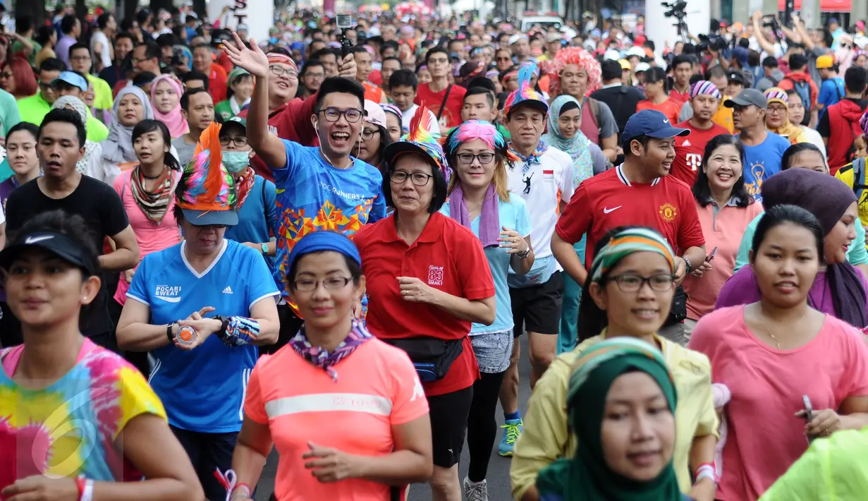 Peserta ToleRun 2016 melambaikan tangan saat memulai lari di Jalan Jend Sudirman, Jakarta, Minggu (20/11). Diikuti ratusan peserta, ToleRun 2016 mengambil tema Bergerak untuk Bhinneka Tunggal Ika. (Liputan6.com/Helmi Fithriansyah)
