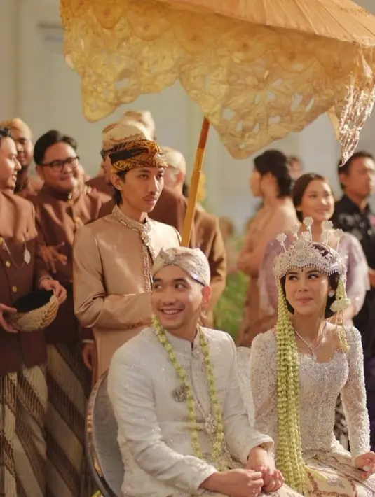 <p>Adinda Thomas dan Raka Akmal menikah dalam balutan busana pengantin Sunda. Pernikahan yang di gelar di The Tribata itu pun terasa hangat dan khidmat. [Foto: Instagram/thebridedept]</p>