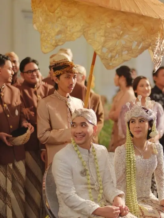 <p>Adinda Thomas dan Raka Akmal menikah dalam balutan busana pengantin Sunda. Pernikahan yang di gelar di The Tribata itu pun terasa hangat dan khidmat. [Foto: Instagram/thebridedept]</p>
