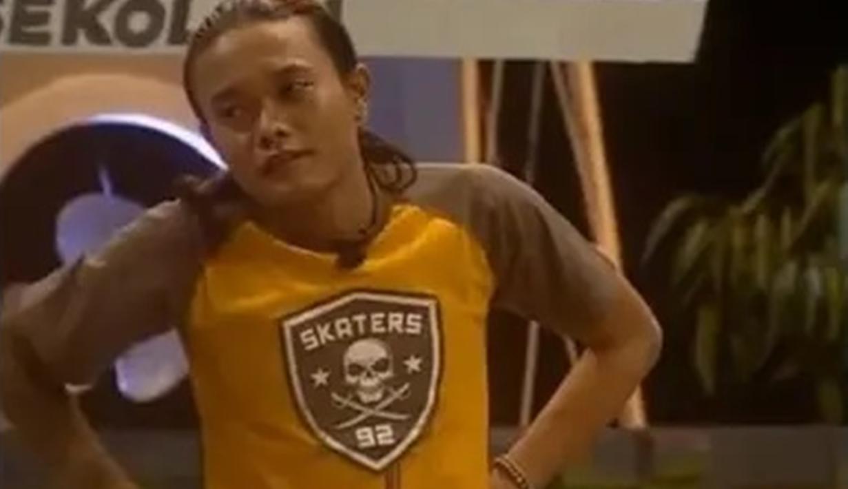 Grup lawak SOS sukses melambungkan nama Sule di dunia entertainment. Setelah sukses dengan SOS, Sule mulai terkenal sebagai pelawak yang lucu dan selalu mencuri perhatian di setiap penampilannya di panggung hiburan. Wajar saja jika ayah Putri Delina tersebut kini menjadi pelawak yang selalu dinantikan aksi di atas panggung. (Liputan6.com/IG/ferdinan_sule)