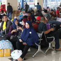 Calon pemudik memadati Terminal Pulo Gebang, Jakarta, Kamis (22/6). Memasuki H-3 Idul Fitri, Terminal Pulo Gebang mulai dipadati ribuan pemudik dengan berbagai tujuan, termasuk ke luar Pulau Jawa. (Liputan6.com/Immanuel Antonius)