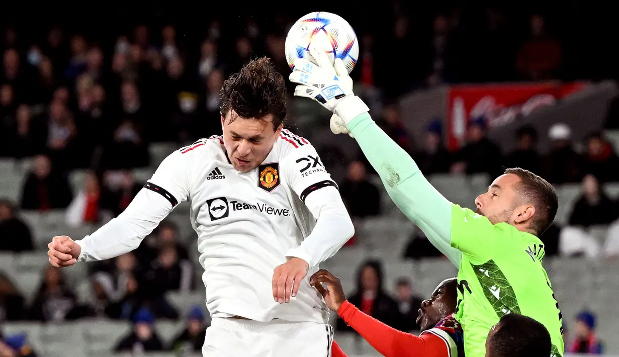 Victor Lindelof belum pernah sekalipun tampil pada musim ini di Manchester United. Sama seperti Maguire, dia tampaknya akan sulit menembus dan menggeser duet Varane dan Martinez. (AFP/William West)
