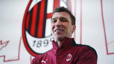 Striker baru AC Milan, Mario Mandzukic, berpose di Pusat Latihan AC Milan, Selasa (19/1/2021). Kehadiran Striker veteran asal Kroasia ini akan menambah ketajaman lini depan AC Milan. (Spada/LaPresse via AP)