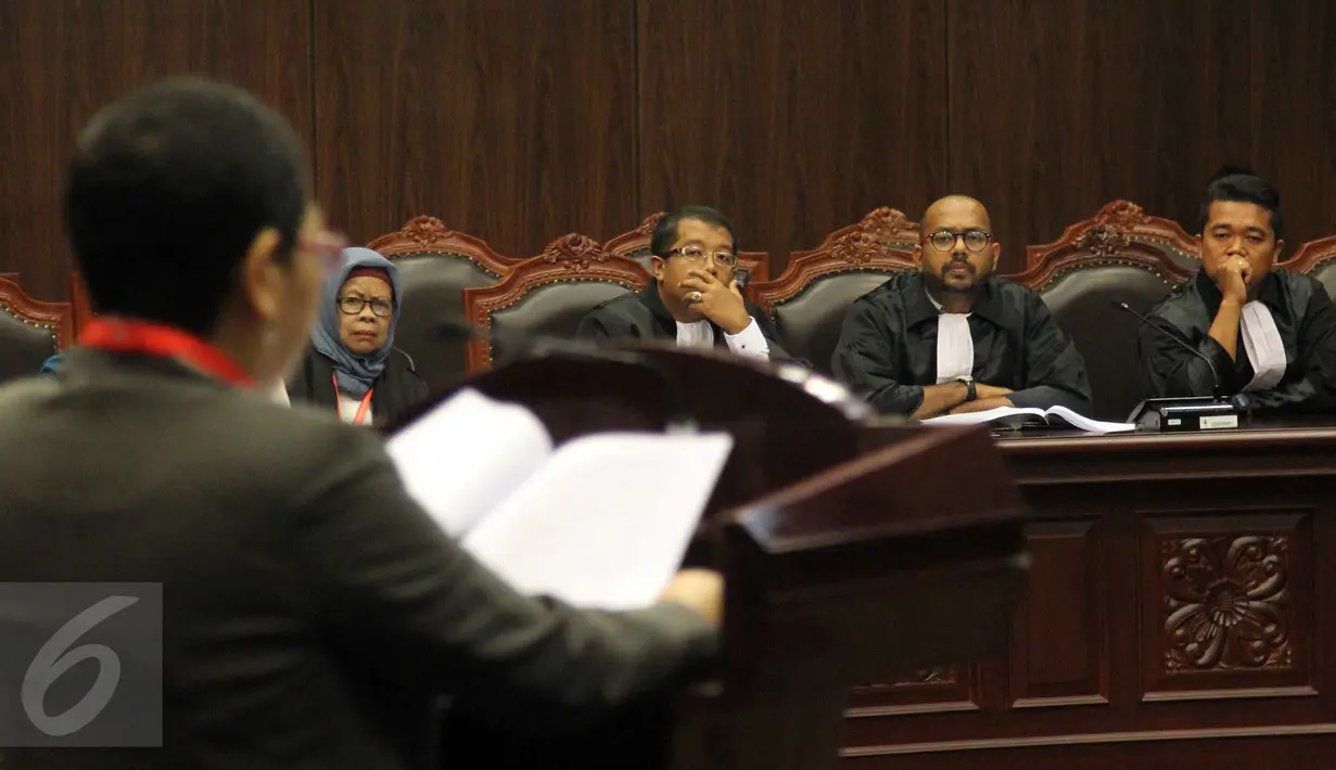 Koordinator Kontras Haris Azhar  (tengah) saat sidang uji materi UU Nomor 26 Tahun 2000 tentang Pengadilan HAM di Gedung Mahkamah Konstitusi, Jakarta, Selasa (8/9). Permohonan uji materi ini diajukan keluarga korban 1998. (Liputan6.com/Helmi Afandi)