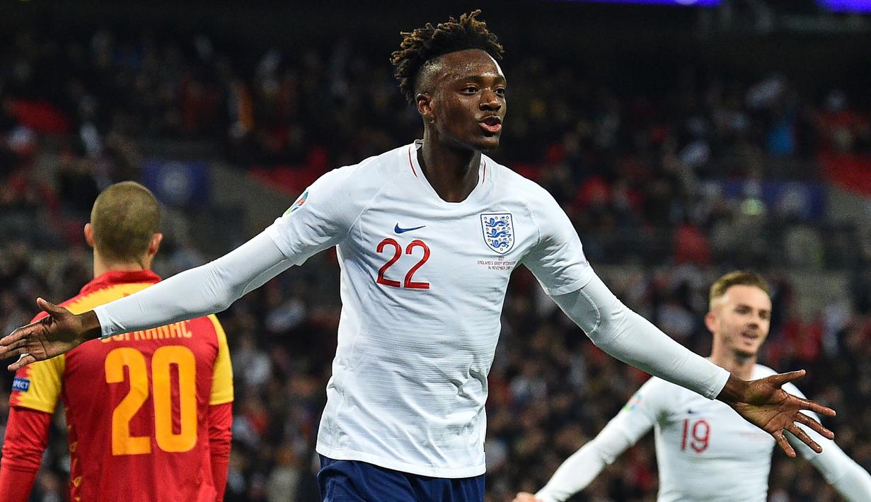 Striker Inggris Tammy Abraham berselebrasi usai mencetak gol ke gawang Montenegro pada pertandingan Grup A Kualifikasi Piala Eropa 2020 di Stadion Wembley di London (14/11/2019). Inggris menang telak 7-0 atas Montenegro. (AFP/Glyn Kirk)