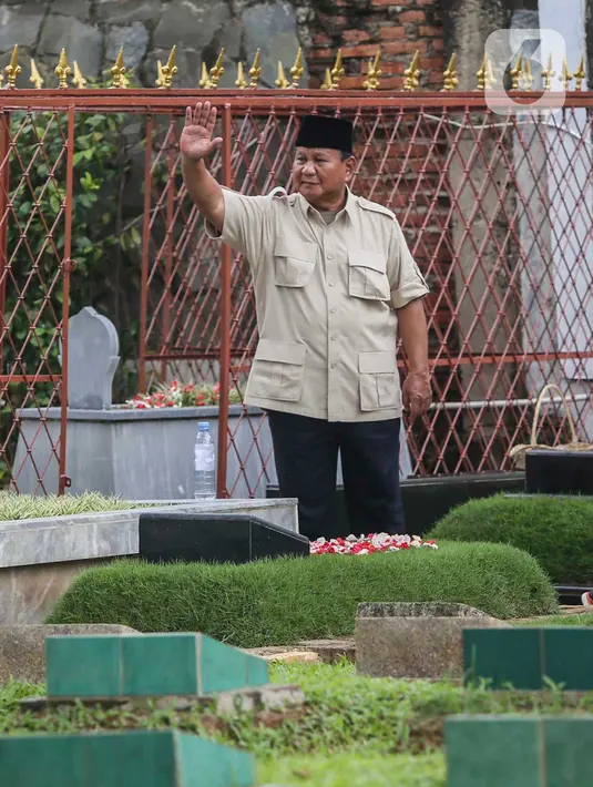 Prabowo menyapa warga yang menyaksikan kehadirannya berziarah ke makam ayahnya di TPU Karet BIvak Jakarta. (Liputan6.com/Angga Yuniar)