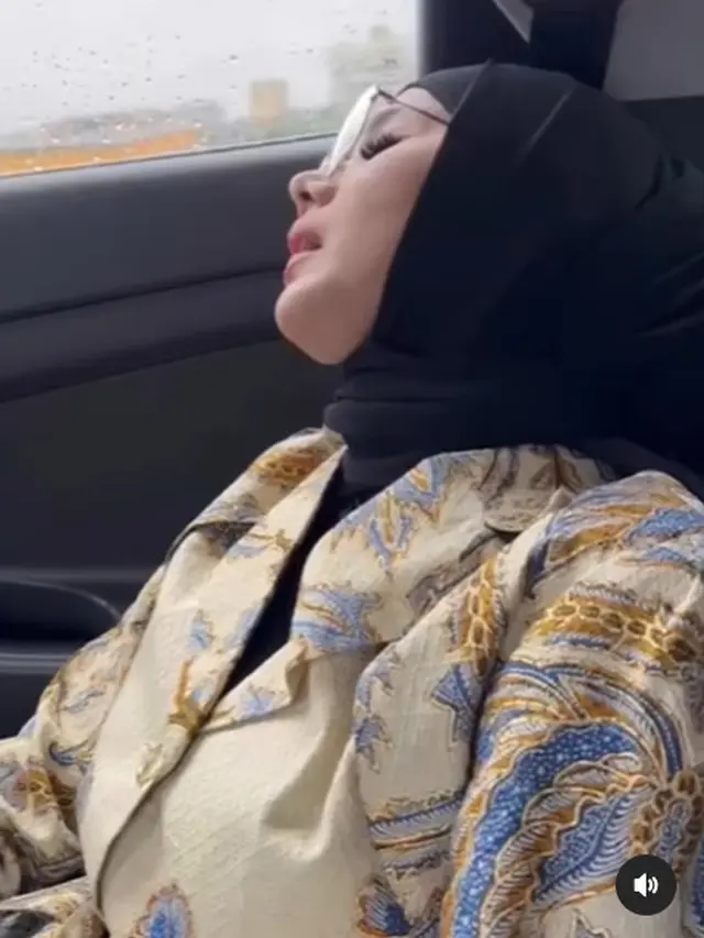 6 Pose Seleb Saat Tidur di Mobil Ini Curi Perhatian, Netizen: Tetap Cantik Kok